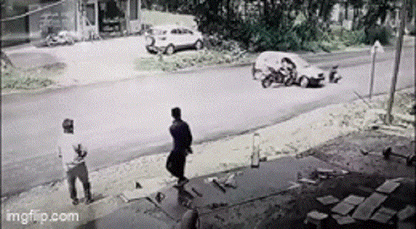 Video: Tông trúng ô tô bay lên không trung, nam thanh niên hạ cánh “mượt” như phim hành động 