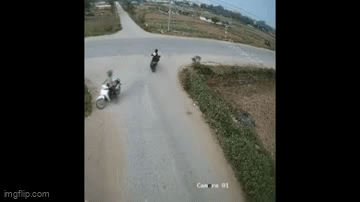 Video: Nam sinh sang đường kiểu “hổ báo”, may mắn thoát chết trong gang tấc