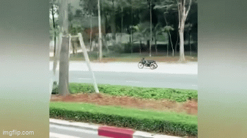 Video: Kinh ngạc xe máy không người lái vẫn lao vun vút như “ma làm”
