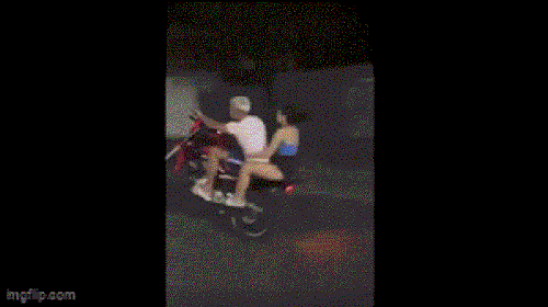 Video: Nam thanh niên chở bạn gái bốc đầu xe máy và cái kết đau đớn