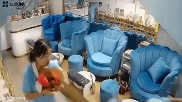 Hú hồn khách hàng lao thẳng xe máy vào tiệm nail