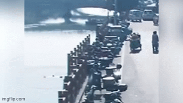 Thót tim giây phút giải cứu em bé nằm trong chiếc xe đẩy lao xuống sông