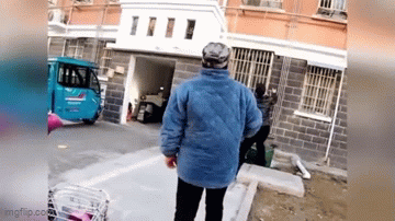 Thót tim cảnh hai cảnh sát dùng tay không đỡ cụ già 90 tuổi rơi từ tầng cao chung cư