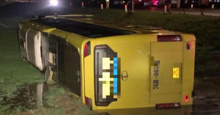 Hiện trường vụ lật xe khách chở người về quê ăn tết đêm 29 Tết