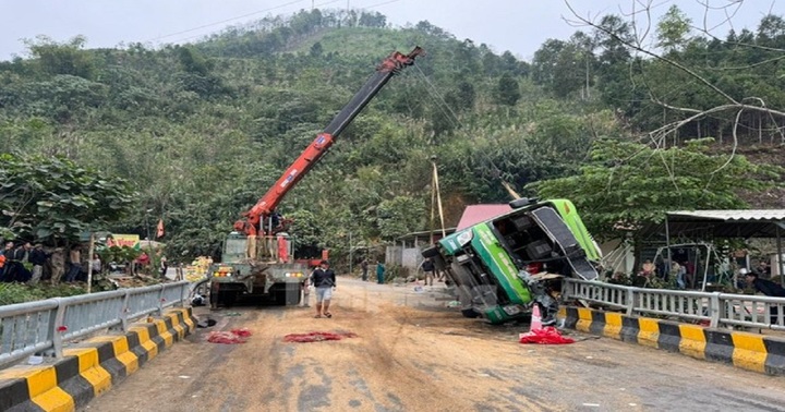 Danh tính các nạn nhân trong vụ xe khách lật ngang đè lên xe máy ở Yên Bái