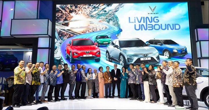 Sau những động thái của VinFast tại Indonesia, cổ phiếu VIC tăng mạnh đẩy vốn hóa Vingroup vượt Hòa Phát