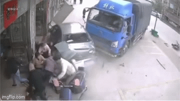 Kinh hoàng ô tô tải tông văng nhóm người đang ngồi chơi trên vỉa hè