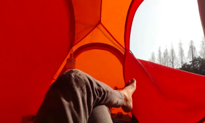 Thanh niên 29 tuổi dựng lều sống tại bãi đỗ xe bỏ hoang vì không muốn đi làm