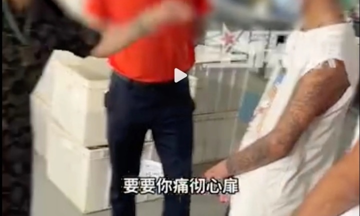 Suýt bị đuổi việc vì có hình xăm trên cơ thể