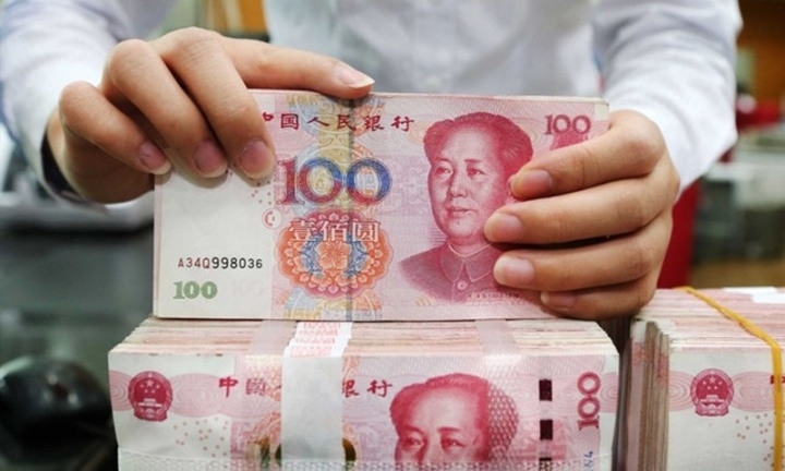 Vô tình nhặt được tiền, hai cha con liền gọi cảnh sát và cái kết không ngờ