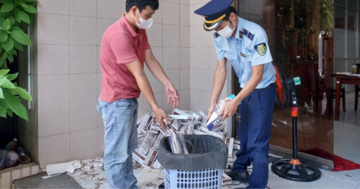 Long An: Tiêu hủy gần 1.200 bao thuốc lá điếu và 31 máy hút thuốc lá điện tử nhập lậu