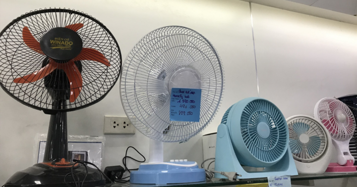 Đủ điện đến hết năm, quạt tích điện ế ẩm giá giảm mạnh