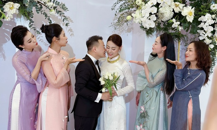 Shark Bình đi xe sang đến rước dâu, căng thẳng trong lễ ăn hỏi