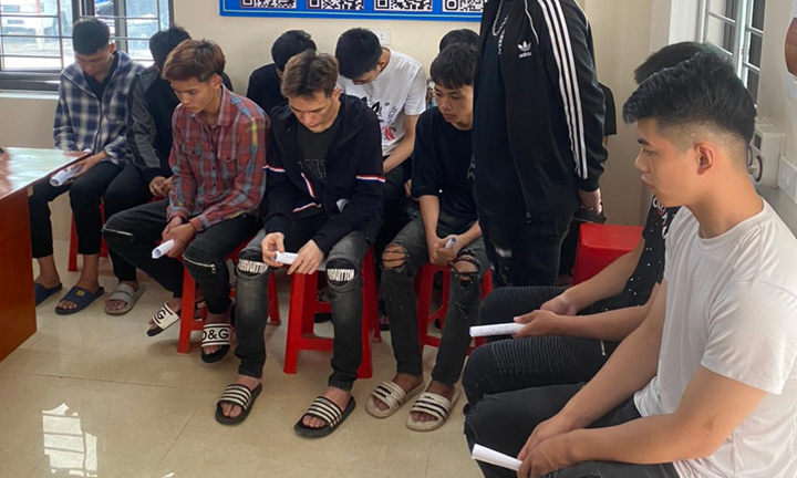 12 thanh niên bị khởi tố về tội “Gây rối trật tự công cộng”