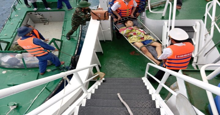 Kịp thời đưa ngư dân gặp nạn trên biển về đảo Trường Sa cấp cứu