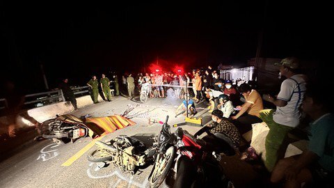 Phan Thiết: Tai nạn liên hoàn giữa 3 xe máy trên cầu vượt, 2 người tử vong