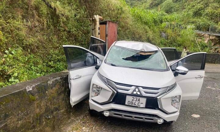 Hà Giang: Tảng đá rơi trúng xe ô tô khiến tài xế tử vong