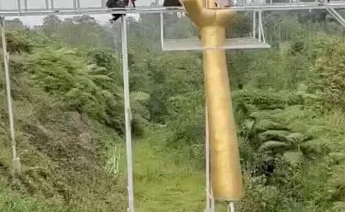 Indonesia: 1 du khách tử vong, 3 người bị thương do vỡ cầu kính ở rừng thông