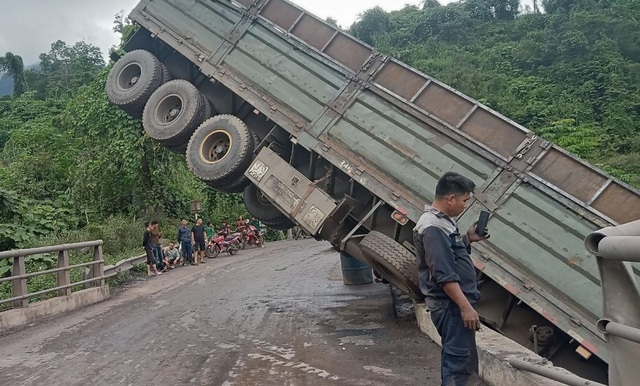 Quảng Trị: Xe đầu kéo mất lái, lao thẳng xuống suối
