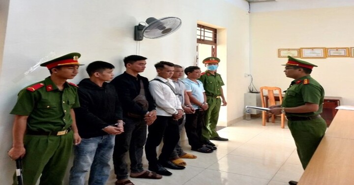 Đang nhậu, nhóm đối tượng bất ngờ ra chặn xe chở tôm để đập phá