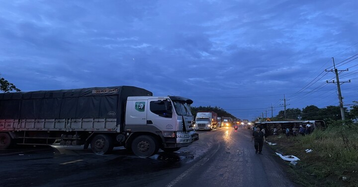Va chạm xe trên Quốc lộ 14, nhiều hành khách sợ hãi gào khóc