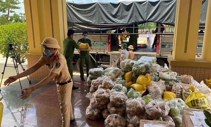 Thanh Hóa: Chuyển hơn 1 ngàn tấn lương thực, thực phẩm thiết yếu quyên góp vào hỗ trợ người dân TP. HCM