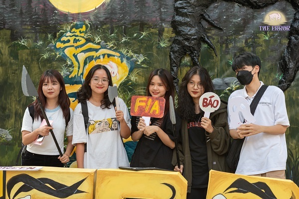 Thỏa sức sáng tạo với Photobooth dịp Halloween của sinh viên trường Báo
