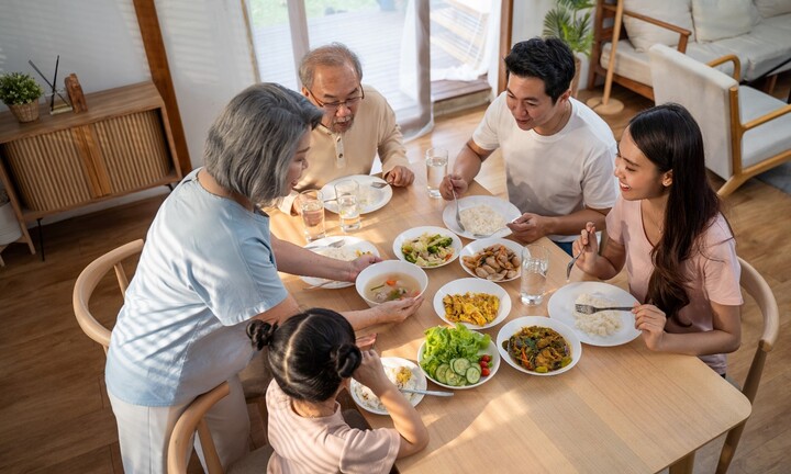 Những bữa cơm tất niên nhắc nhẹ ‘bạn là cả thế giới’ với gia đình
