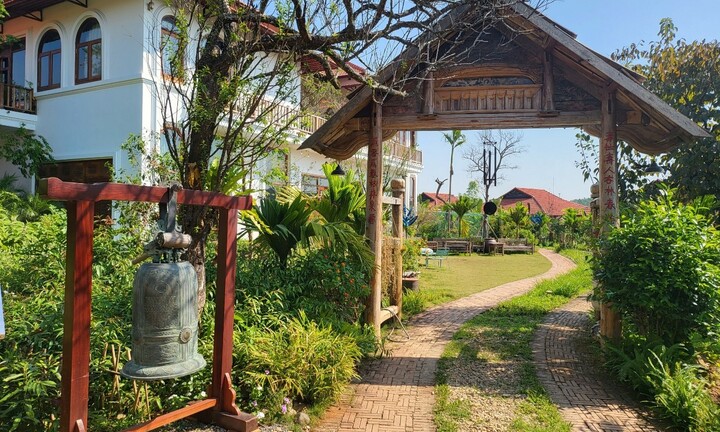 KHÁM PHÁ NHÀ DUỐI – NƠI NGHỈ DƯỠNG VĂN HÓA LẤP LÁNH NẾP XƯA BÊN HỒ ĐỒNG MÔ