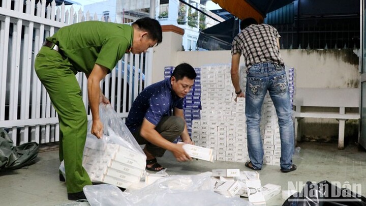 Bắt quả tang đối tượng vận chuyển lô thuốc lá lậu từ Campuchia về Việt Nam tiêu thụ