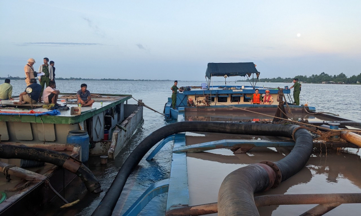 Bắt quả tang 7 phương tiện khai thác cát trái phép trên sông Tiền