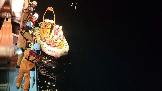 Cứu nạn kịp thời, bảo toàn tính mạng cho ngư dân mắc bệnh nặng trên biển