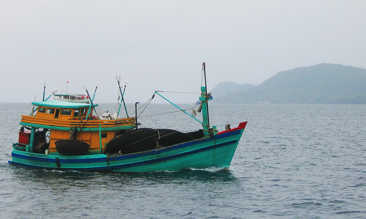 Tìm tung tích người đàn ông mất tích khi chèo ghe đi câu mực