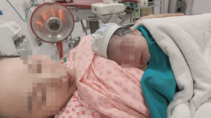 Sản phụ đẻ rơi bé gái nặng gần 4kg trên taxi