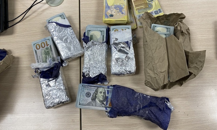 Phát hiện 5 hành khách mang ngoại tệ trái phép nhập cảnh vào Việt Nam