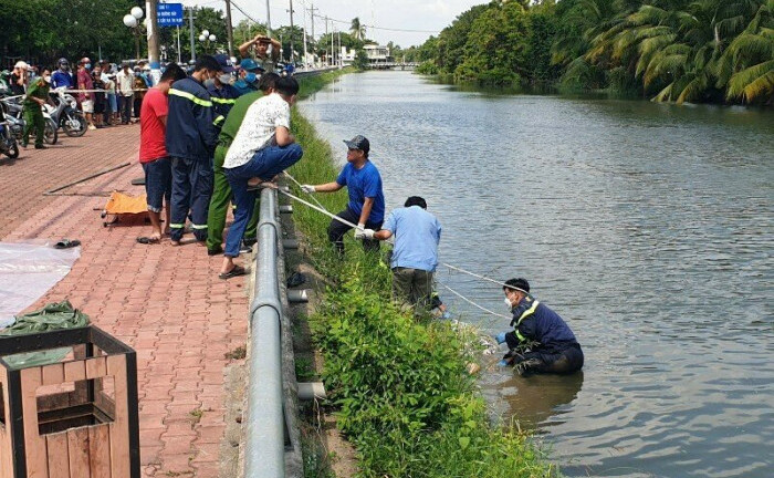 Xác minh danh tính thi thể người phụ nữ dưới rạch Cầu Ngang
