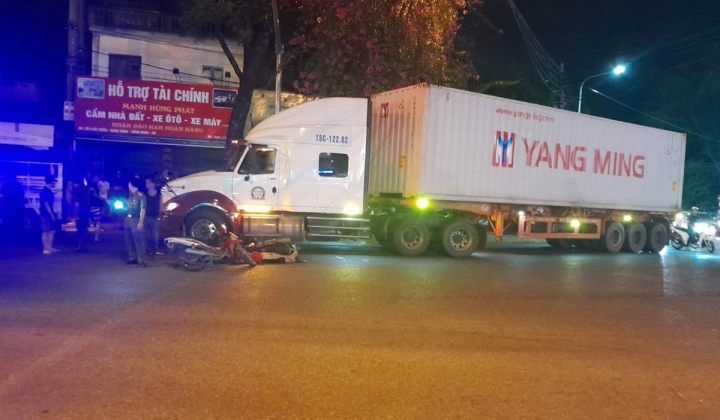 Xe container va chạm xe máy, 5 người bị thương
