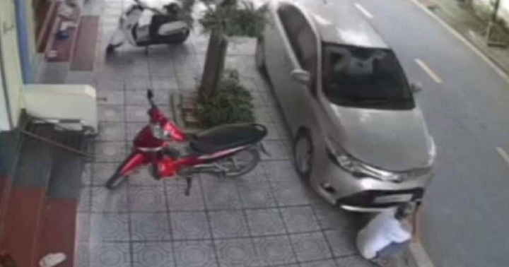 Ô tô lao lên vỉa hè húc văng cụ ông đang ngồi hóng mát
