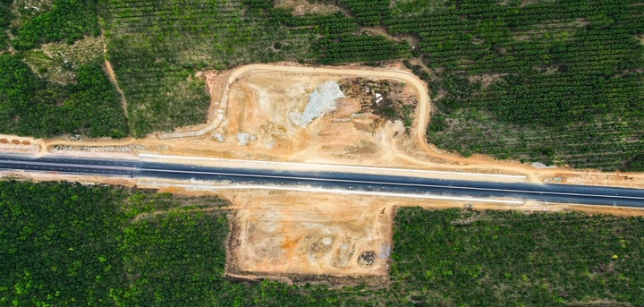 Bất cập tại tuyến đường cao tốc dài hơn 250km, người dân xếp hàng đi vệ sinh