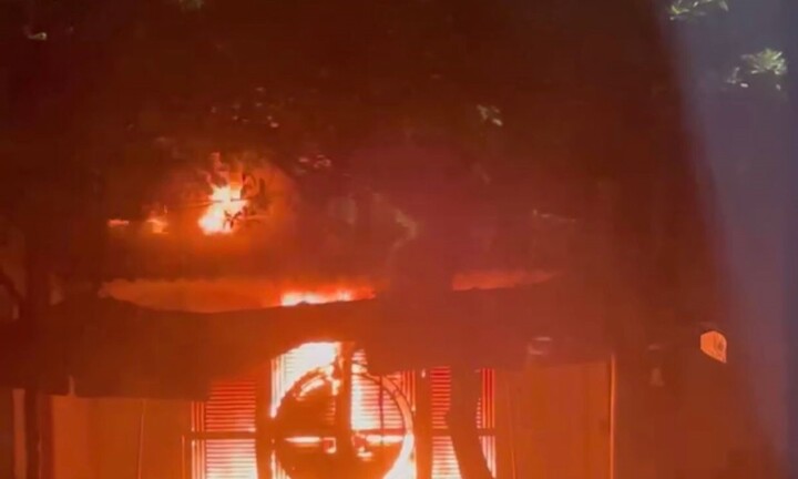 Giải cứu 6 người bị mắc kẹt trong căn nhà bốc cháy lúc nửa đêm ở Hà Nam