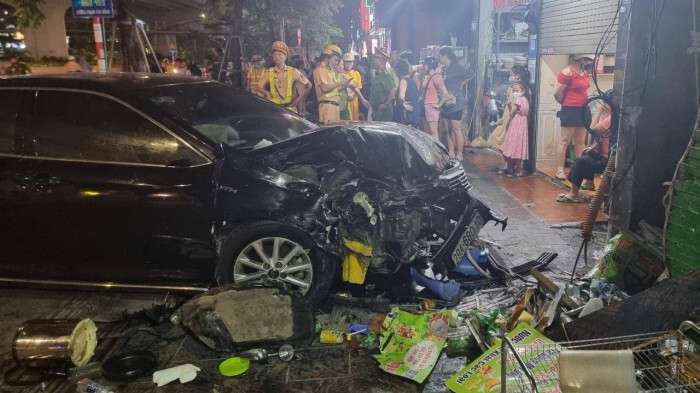 Vụ xe Camry lao lên vỉa hè đâm trúng 3 người ở Hà Nội: Một nạn nhân tử vong