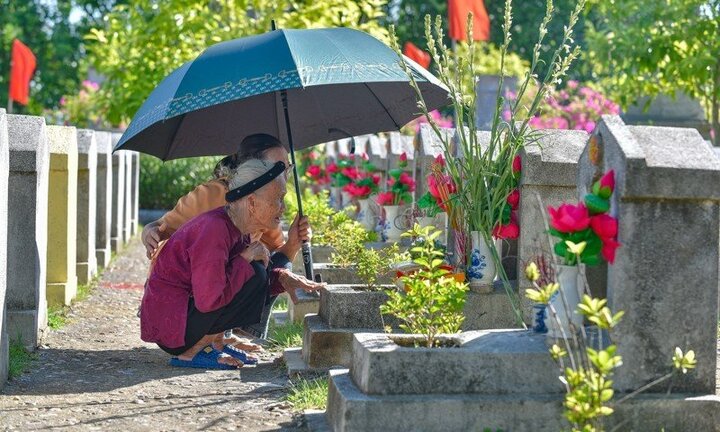 Xúc động hình ảnh cụ bà 100 tuổi tới viếng mộ con gái hy sinh 50 năm