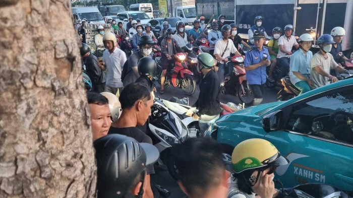 Taxi tông trực diện 9 xe máy đang dừng chờ đèn đỏ ở Đà Nẵng