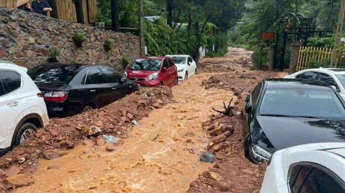 Sạt lở đất ở Sóc Sơn khiến nhiều phương tiện bị mắc kẹt trong bùn lầy