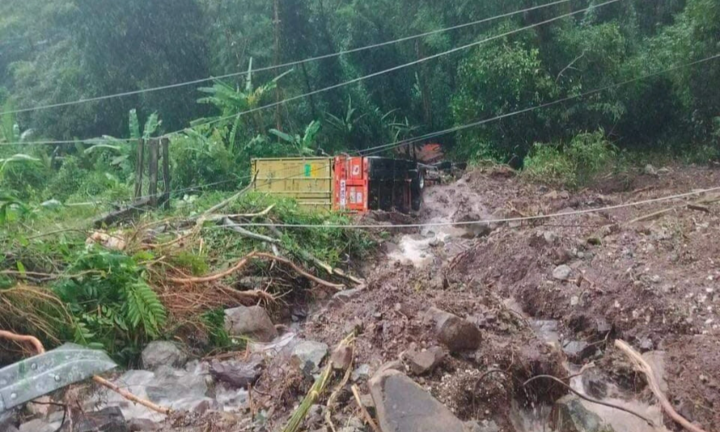 Tuyến đường độc đạo từ Lào về cửa khẩu quốc tế Cầu Treo sạt lở nghiêm trọng