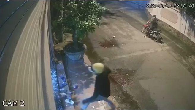 Tin tức an ninh hình sự ngày 7/8: Truy tìm đối tượng lạ mặt chém loạn xạ trước cửa nhà dân trong đêm