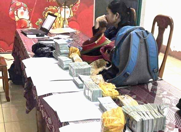 Phát hiện người phụ nữ vận chuyển số tiền ngoại tệ lớn tương đương với hơn 9 tỷ đồng