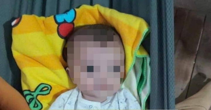 Xót xa bé trai khoảng 5 tháng tuổi bị bỏ rơi bên đường cùng 2 bình sữa