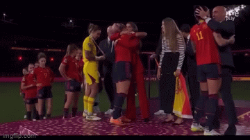 Thủ tướng Tây Ban Nha chỉ trích Chủ tịch Liên đoàn bóng đá vì hành động hôn môi nữ cầu thủ