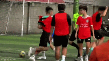 Xôn xao đoạn clip nam thanh niên bị đạp liên tục trong trận ẩu đả ở sân bóng TP.HCM